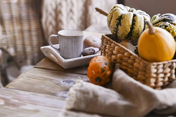 Осінь, гарбузи, гаряча чашка кави на дерев'яному фоні столу. Сезонна, ранкова кава з печивом з корицею, неділя розслабляюча і натюрморт концепція . — стокове фото