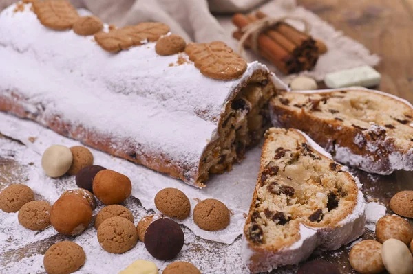 Traditionella tyska julbakverk, diverse kakor och choklad för semestern. Julgran — Stockfoto