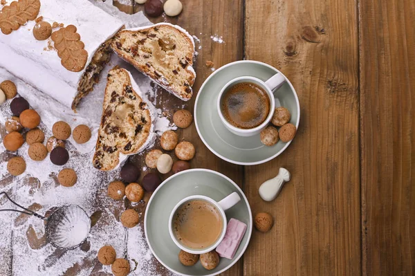 Una fiesta tradicional holandesa para los niños de Sinterklaas. Vacaciones de invierno en Europa y los Países Bajos. Hinchada con arándanos y azúcar glaseado. Una forma para escribir texto y café aromático. —  Fotos de Stock