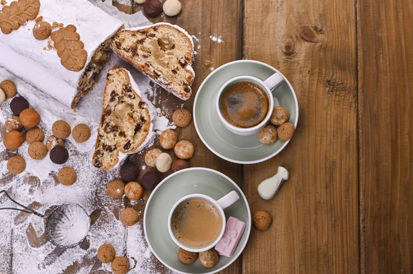 Una fiesta tradicional holandesa para los niños de Sinterklaas. Vacaciones de invierno en Europa y los Países Bajos. Hinchada con arándanos y azúcar glaseado. Una forma para escribir texto y café aromático. — Foto de Stock