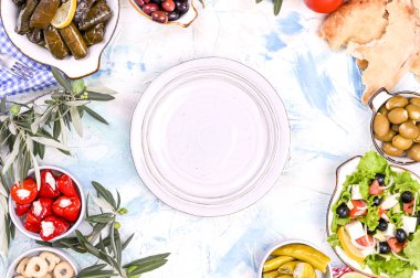 Türk lahana ruloları ve çeşitli ulusal mutfaklar. Üzüm yapraklı ve zeytinli pilav. Geleneksel doğu yemeği için yemek. Metin için boş alan, boş tabak.