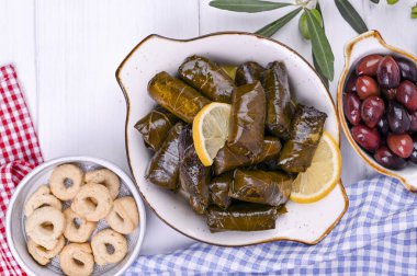 Türk lahana ruloları ve çeşitli ulusal mutfaklar. Üzüm yapraklı ve zeytinli pilav. Geleneksel doğu yemeği için yiyecek..