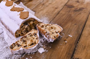 Geleneksel Alman Noel pastası. Tahta arka planda tatil için şekerler. Boşluğu kopyala