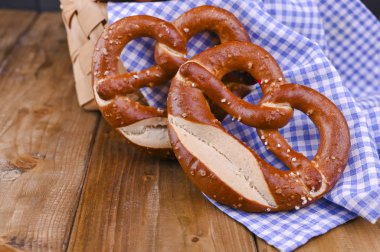 Bavyera krakeri, ahşap bir tahtanın üzerinde mavi ve beyaz bir bezle süslenmiş Münih Ekim Festivali. Metin için arkaplan ve boş alan. Festival için geleneksel hamur işleri.