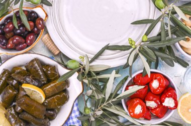 Türk lahana ruloları ve çeşitli ulusal mutfaklar. Üzüm yapraklı ve zeytinli pilav. Geleneksel doğu yemeği için yemek. Metin için boş alan, boş tabak.