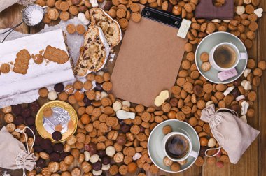 Sinterklaas çocukları için geleneksel bir Hollanda bayramı. Avrupa ve Hollanda 'da kış tatili. Kızılcık ve kremalı şekerle çalınmış. Metin ve aromatik kahve yazmak için bir form..