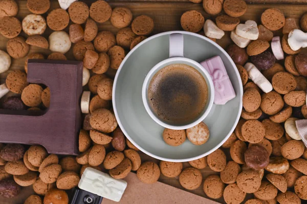 A traditional Dutch holiday for children of Sinterklaas. Winter holidays in Europe and the Netherlands. Background with pepernoten and traditional sweets. A form for writing text and aromatic coffee. — Stock Photo, Image