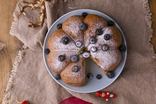 Böğürtlenli Noel pastası ve ahşap arka planda krema şekeri. İtalya 'da geleneksel hamur işleri. Yukarıda. — Stok fotoğraf