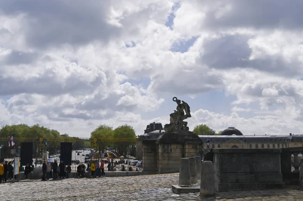 Brána do paláce ve Versailles. Lidé u hlavního vchodu a modré oblohy. — Stock fotografie