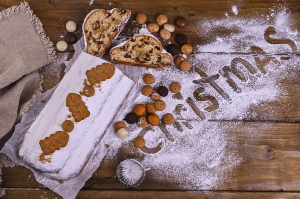 Traditionelle deutsche Weihnachtsbäckerei. Süßigkeiten für den Urlaub auf einem Holzuntergrund. Kopierraum — Stockfoto