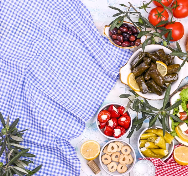 Türkische Kohlrouladen und verschiedene Snacks der nationalen Küche. Reis in Traubenblättern und Oliven. Essen für ein traditionelles orientalisches Mittagessen. — Stockfoto