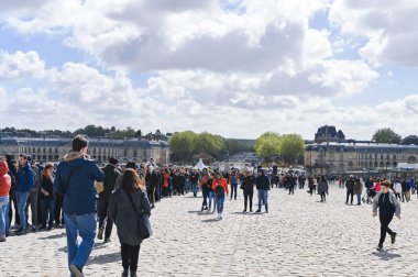 Versailles Sarayı 'nın kapısı. Ana girişteki ve mavi gökyüzündeki insanlar..