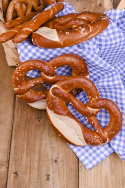 Bavyera krakeri, ahşap bir tahtanın üzerinde mavi ve beyaz bir bezle süslenmiş Münih Ekim Festivali. Metin için arkaplan ve boş alan. Festival için geleneksel hamur işleri.