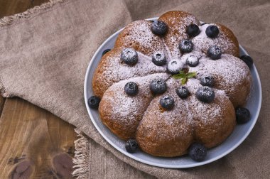 Böğürtlenli Noel pastası ve ahşap arka planda krema şekeri. İtalya 'da geleneksel hamur işleri.