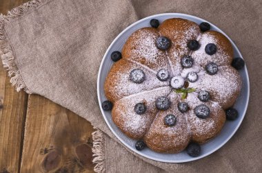 Böğürtlenli Noel pastası ve ahşap arka planda krema şekeri. İtalya 'da geleneksel hamur işleri.