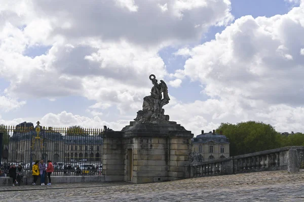 Gateway to the palace of Versailles. People at the main entrance and blue sky. — Stock Photo, Image