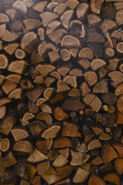 Gehacktes Brennholz für den Kamin. Herbststimmung in den Bergen. — Stockfoto