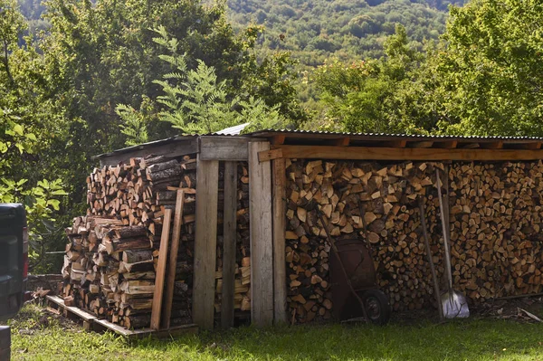 Gehacktes Brennholz für den Kamin. Herbststimmung in den Bergen. — Stockfoto