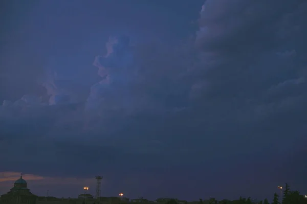 夕方の嵐の空。青と黒の雲。自然な背景。テキストのためのフリースペース. — ストック写真