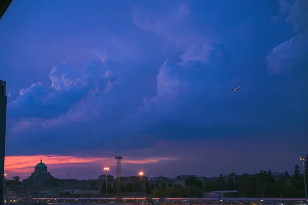 夕方の嵐の空。青と黒の雲。自然な背景。テキストのためのフリースペース. — ストック写真