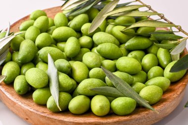 Dalları ve yaprakları olan taze yeşil zeytinler. İtalya 'da mevsimlik hasat. Üst görünüm.