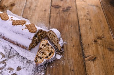 Geleneksel Alman Noel pastası. Tahta arka planda tatil için şekerler. Boşluğu kopyala