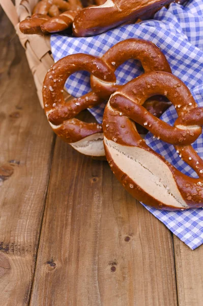 Bavyera krakeri, ahşap bir tahtanın üzerinde mavi ve beyaz bir bezle süslenmiş Münih Ekim Festivali. Metin için arkaplan ve boş alan. Festival için geleneksel hamur işleri.