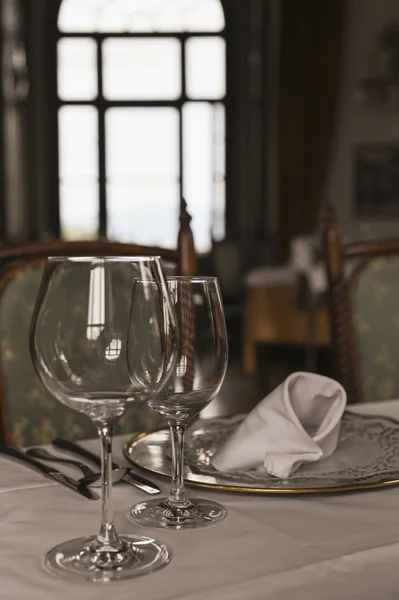 Ein Glas Wein auf dem Tisch. Innenraum eines klassischen Restaurants in einem alten Schloss. Reisen in Europa. Servierte Tische und Antike. — Stockfoto
