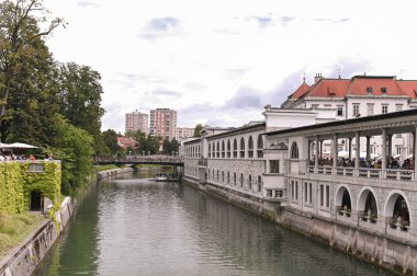 Slovenya 'nın mimarisi. Kanal boyunca gün boyunca tarihi sokaklar. Seyahat fotoğrafı. Metin için boş alan.