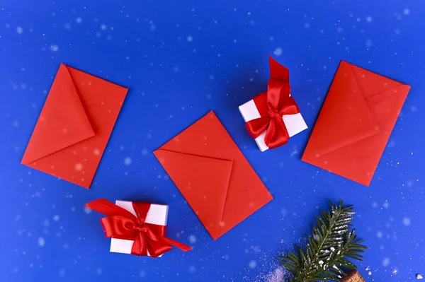 Mockup em um fundo azul com envelopes vermelhos e caixas de presente de Natal branco. Banner. Formato longo. Espaço de cópia. — Fotografia de Stock