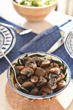 Masadaki tabakta kızarmış patates ve et. Ev yapımı öğle yemeği. Güneş parlıyor ve renkli bir fotoğraf..