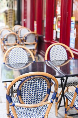 Paris caddesindeki kafe. Yürüyüş için güzel bir gün. Avrupa 'da turizm ve konfor.