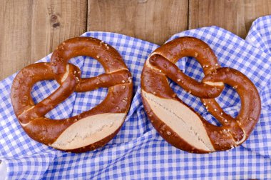 Bavyera krakeri, ahşap bir tahtanın üzerinde mavi ve beyaz bir bezle süslenmiş Münih Ekim Festivali. Metin için arkaplan ve boş alan. Festival için geleneksel hamur işleri.