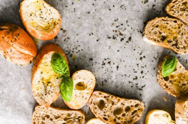 Fırında fırın, fesleğen ve zeytinyağlı bruschetta. Geleneksel İtalyan aperatifi. Üst görünüm.