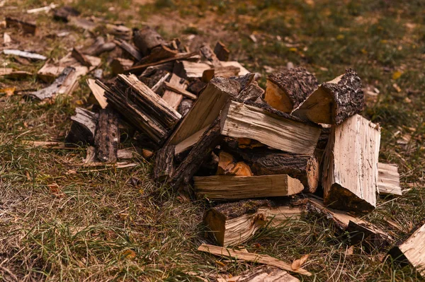 Gehacktes Brennholz für den Kamin. Herbststimmung in den Bergen. — Stockfoto