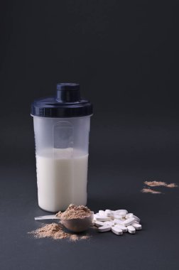 Spor beslenmesi. Kokteyller için protein tozu. Shaker ve Vitaminler. Boşluğu kopyala