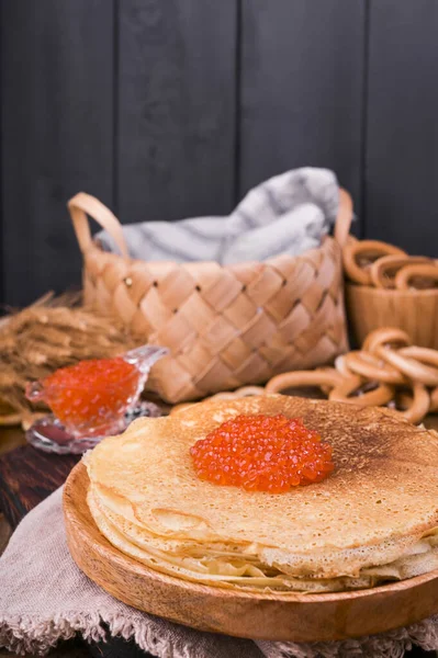 Shrovetide Maslenitsa Minggu makan festival. Tumpukan pancake Rusia dengan kaviar merah. Gaya Rustik, ruang kosong untuk teks — Stok Foto