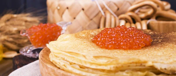 Shrovetide Maslenitsa Minggu makan festival. Tumpukan pancake Rusia dengan kaviar merah. Gaya Rustik, ruang kosong untuk teks. Banner, format panjang — Stok Foto