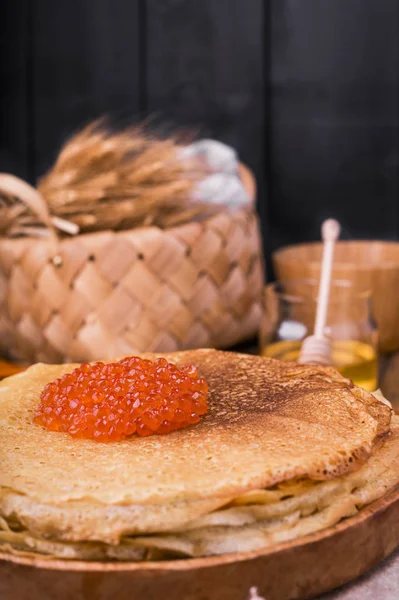 Shrovetide Maslenitsa Haftası festival yemeği. Kırmızı havyarlı bir yığın Rus gözlemesi. Rustik biçim, metin için boş alan. 