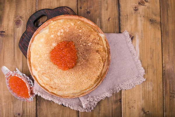 Shrovetide Maslenitsa Minggu makan festival. Tumpukan pancake Rusia dengan kaviar merah. Gaya Rustik, ruang kosong untuk teks. Tampilan atas . — Stok Foto