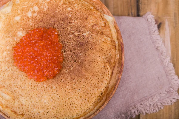Shrovetide Maslenitsa Minggu makan festival. Tumpukan pancake Rusia dengan kaviar merah. Gaya Rustik, ruang kosong untuk teks — Stok Foto
