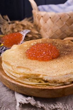 Shrovetide Maslenitsa Haftası festival yemeği. Kırmızı havyarlı bir yığın Rus gözlemesi. Rustik biçim, metin için boş alan