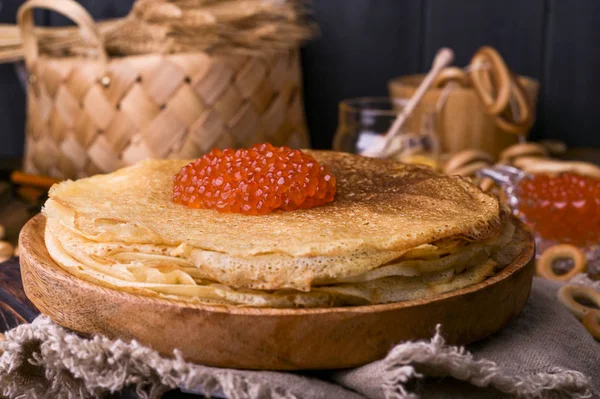 Shrovetide Maslenitsa Minggu makan festival. Tumpukan pancake Rusia dengan kaviar merah. Gaya Rustik, ruang kosong untuk teks — Stok Foto