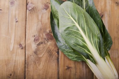 Tahta bir masada taze bir pazı. Geleneksel İtalyan yemekleri. Metin için boş arkaplan. Yukarıdan bak. Boşluğu kopyala 
