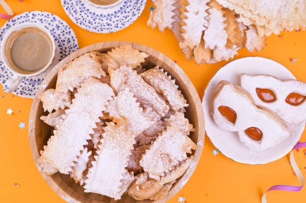 Crostoli, chiacchiere, bisküvi kurabiyeleri ve sarı arka planda kokulu espresso, konfeti ve şenlikli dekor ile renklendirilmiş. Geleneksel İtalyan karnavalı için kahve ve şeker. Düz yatıyordu. Boşluğu kopyala