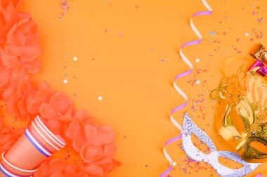 Hollanda 'da Kral Günü' nün geleneksel kutlaması için dekor. Sarı arka planda karnaval dekorasyonları. Yazı yazmak için bedava bir yer. Düz yatıyordu