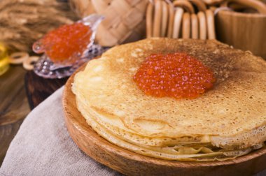 Shrovetide Maslenitsa Haftası festival yemeği. Kırmızı havyarlı bir yığın Rus gözlemesi. Rustik biçim, metin için boş alan 