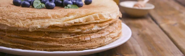 Pancake Dengan Blueberry Dan Madu Piring Atap Kayu Pastri Tradisional — Stok Foto