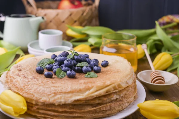 Pancake Besar Tradisional Rusia Dengan Buah Beri Dan Madu Atas — Stok Foto