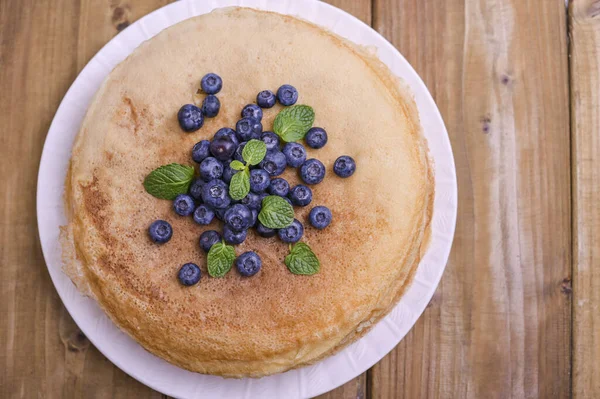 Pancake Dengan Blueberry Dan Madu Piring Atap Kayu Pastri Tradisional — Stok Foto